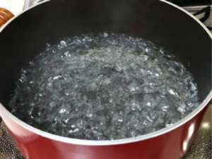 鍋のお湯が沸騰している画像