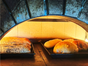 窯焼いているパンイメージ