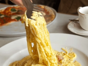 取り分けるのに、パスタを持ち上げている画像