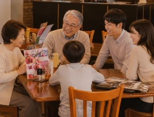 3世代家族でメニューを決めている風景画像