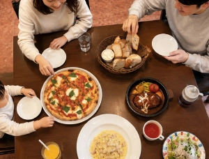 子連れの食事風景画像