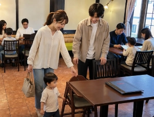 着席する子連れ親子画像
