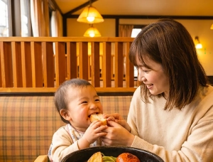 ママと赤ちゃん食事している画像